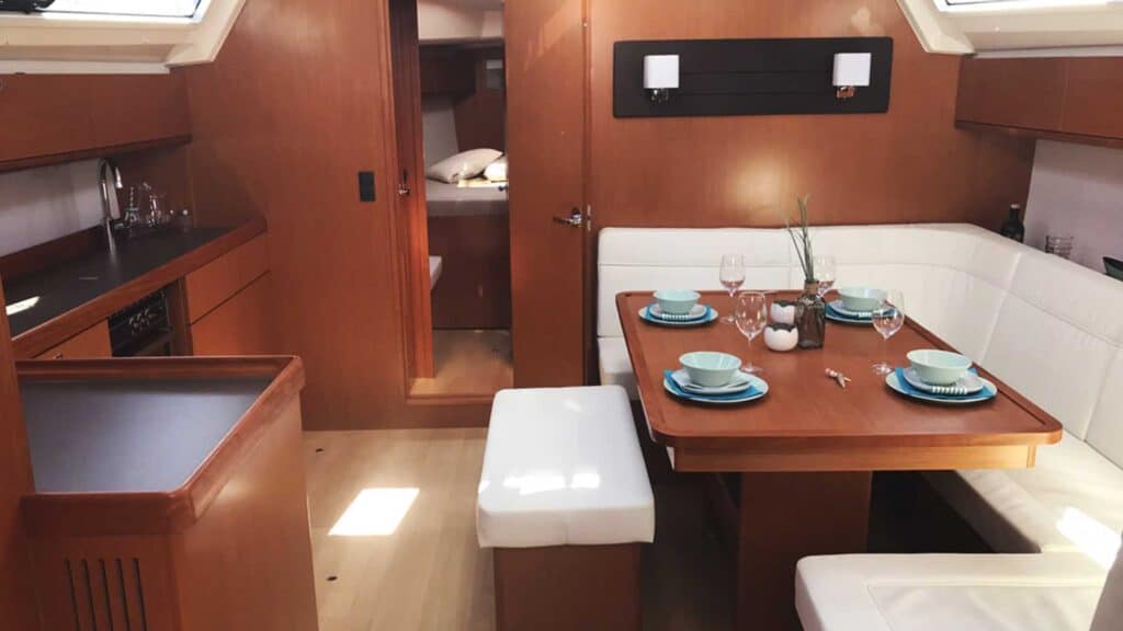 Bavaria 46 - Dinette